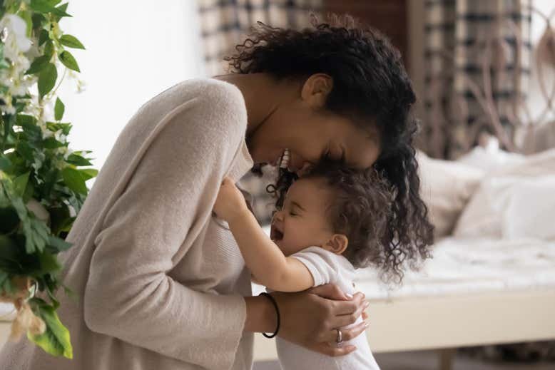 Araştırma: Bebekler annelerinin kokusunu alabildiğinde yabancılarla daha iyi bağ kurarlar.